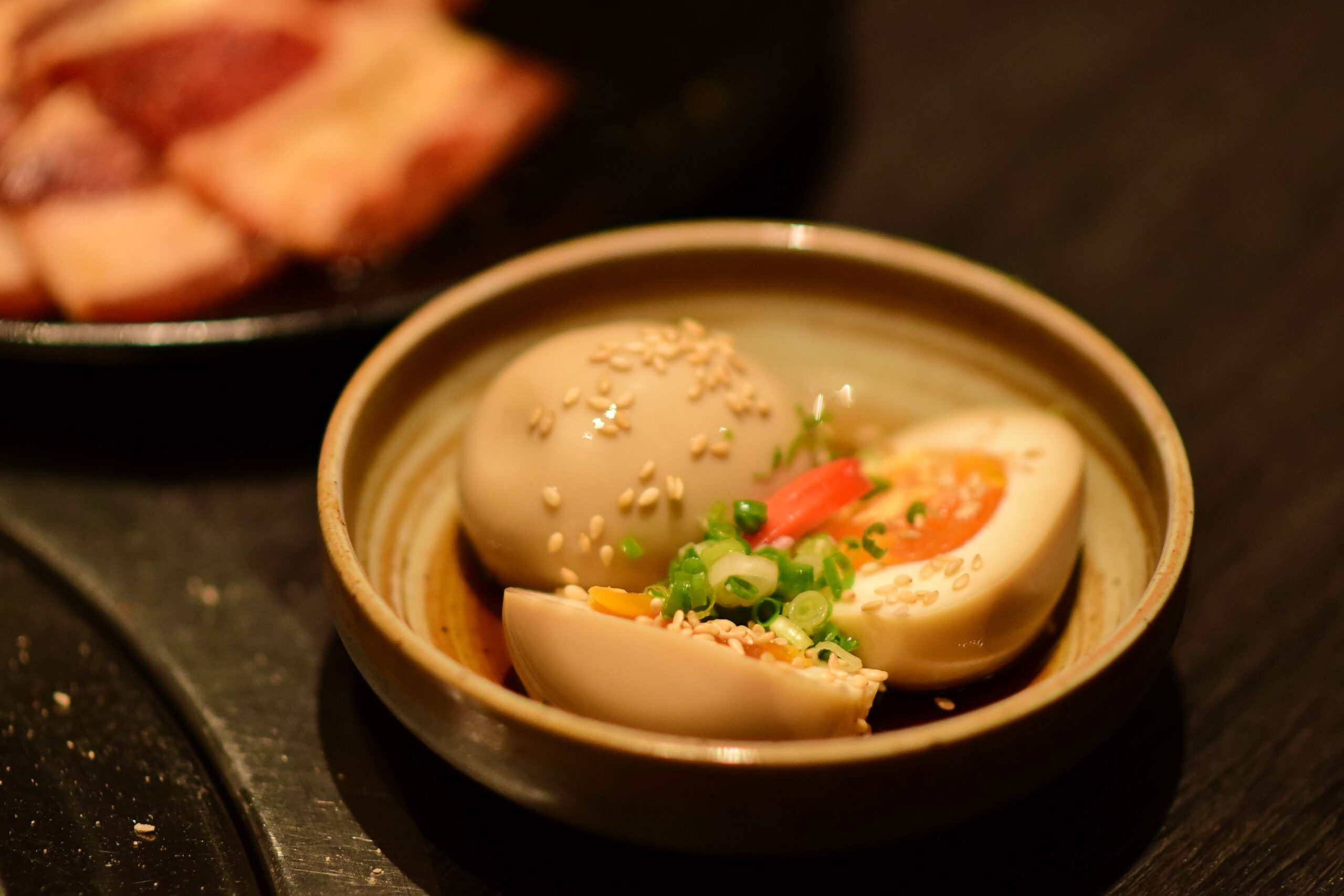半熟のゆで卵をめんつゆだれに漬けた味玉の写真