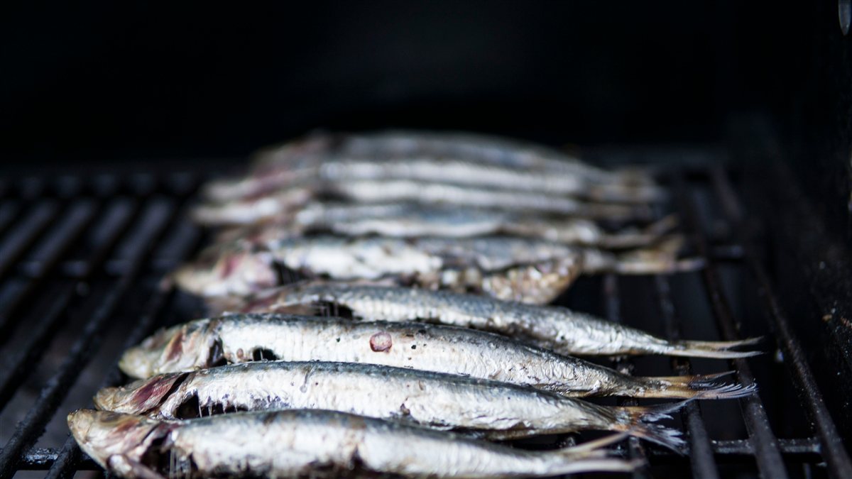 グリルで焼く秋刀魚の実写真