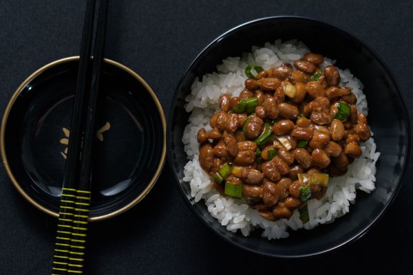 納豆とねぎをのせたごはんの写真