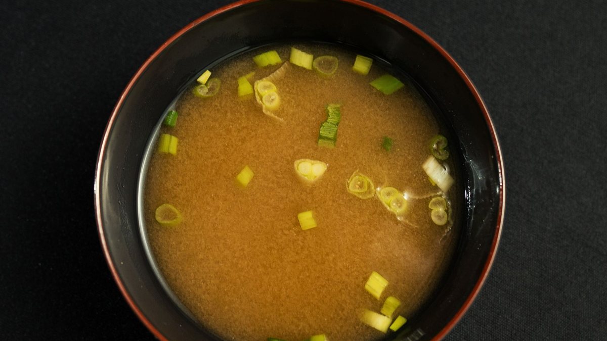 刻みねぎを散らしたみそ仕立ての汁物